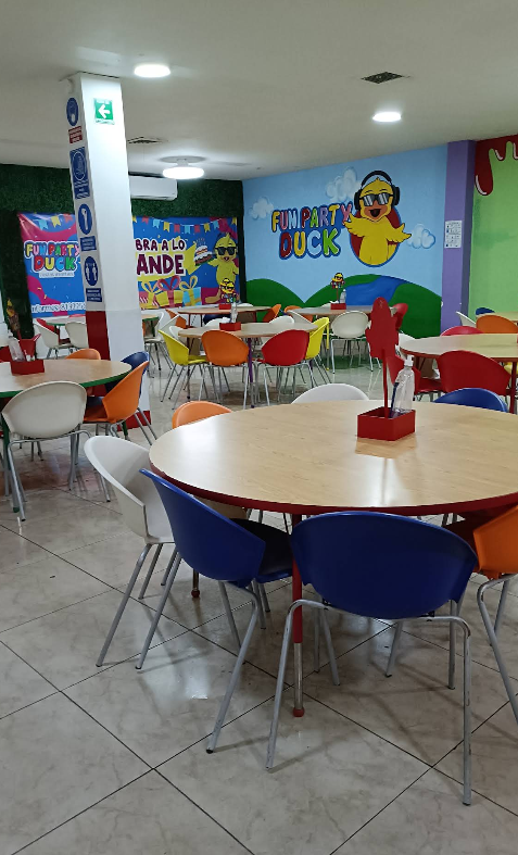 Salón con mesas coloridas